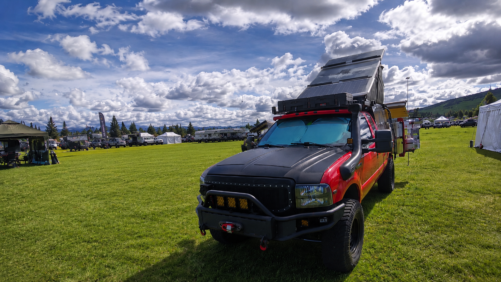 Overland vehicle fitted with a solar-equipped rooftop system